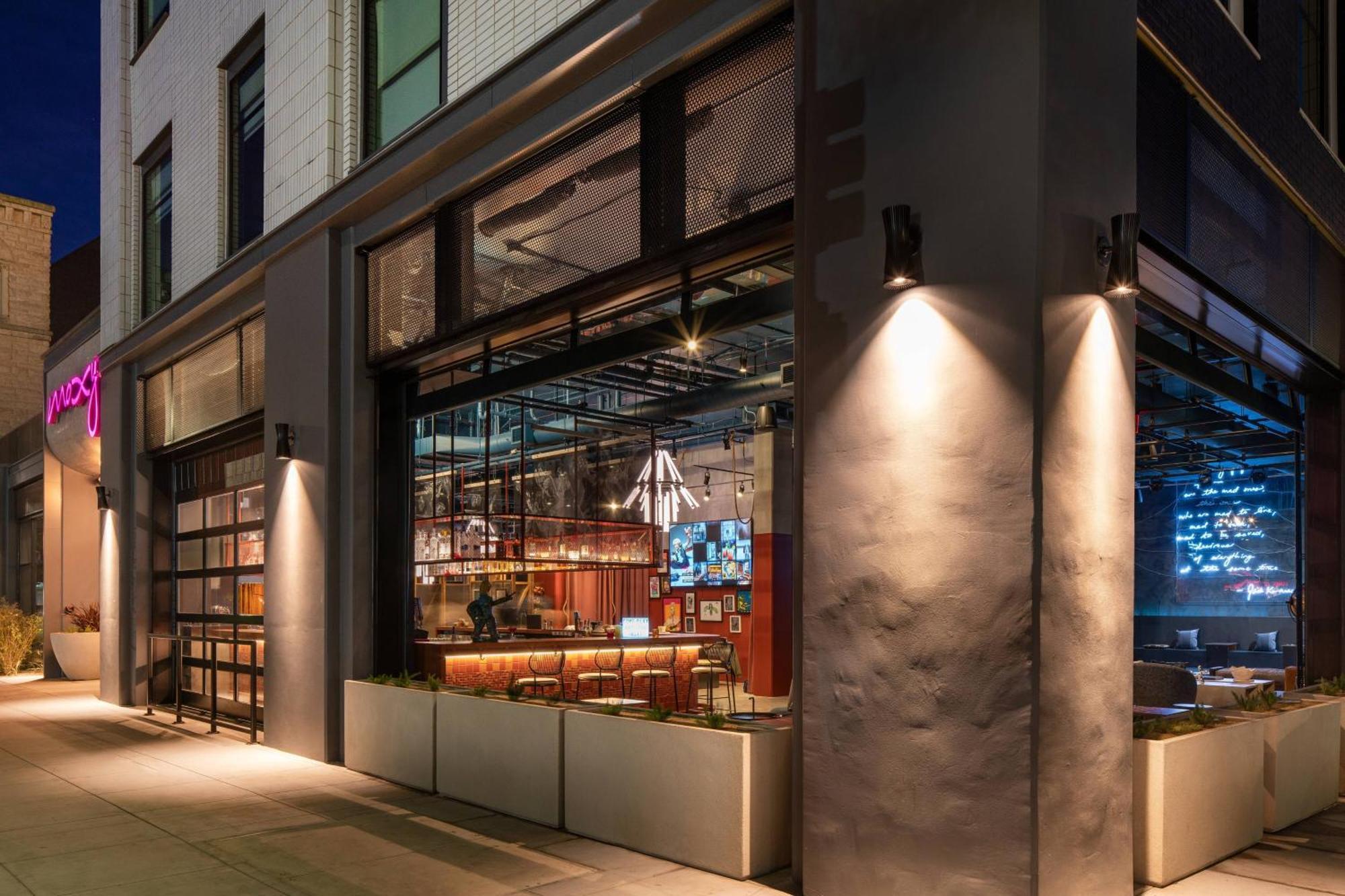 Moxy Uptown Hotel 2*